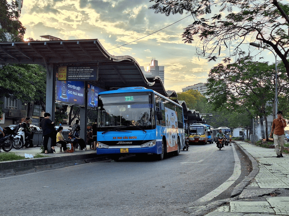 There are several bus stops located near the Hanoi Opera House – a budget-friendly ride (Source: Xe Buýt Hà Nội - Transerco)